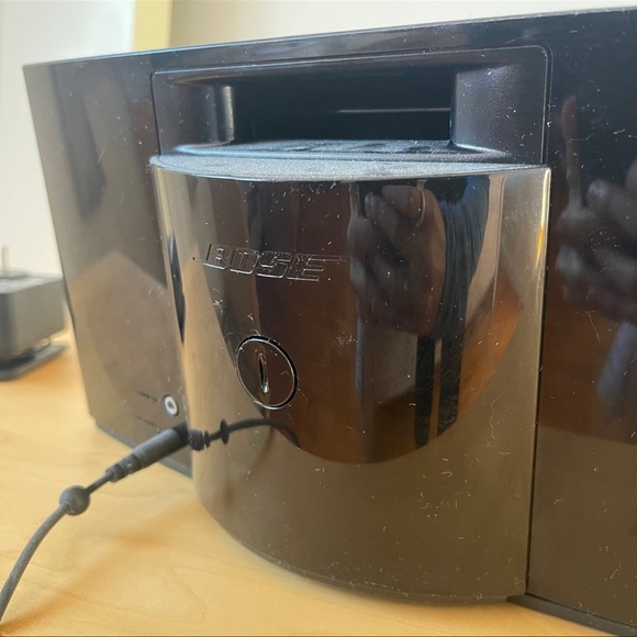 BOSE• SoundDock® Portable digital music system - Picture 3 of 5